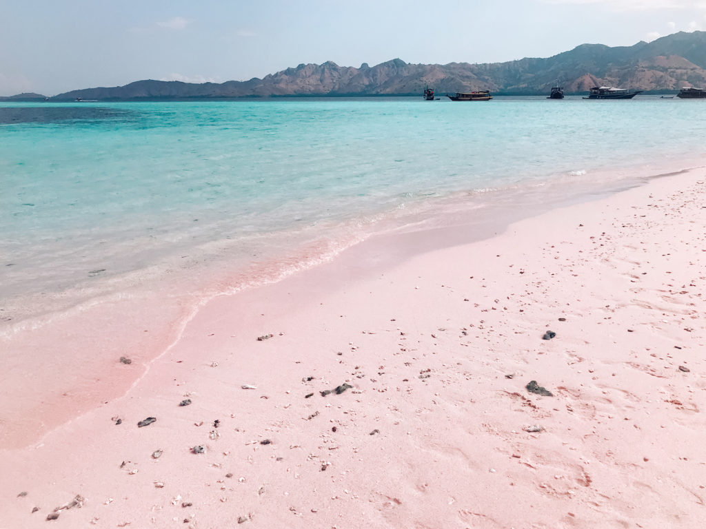 Taka Makassar, Pink and teal sandbar 